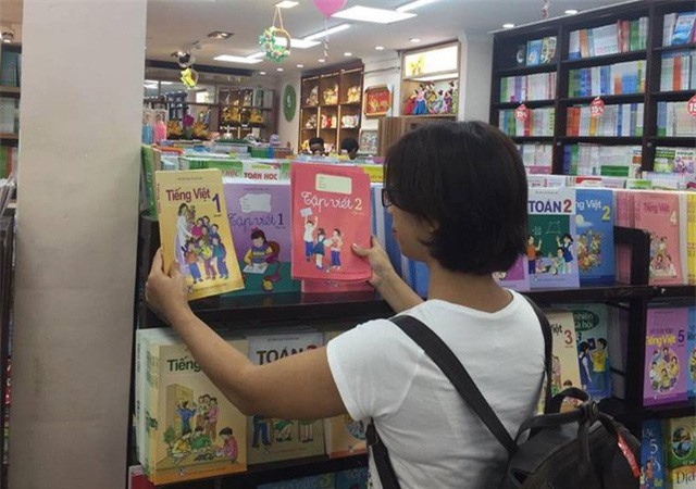 Sách lớp 1 hết sạch, phụ huynh TPHCM ngao ngán
