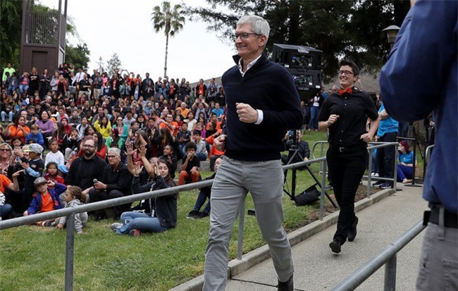 Tim Cook bắt đầu kế hoạch hiến tặng toàn bộ tài sản của mình