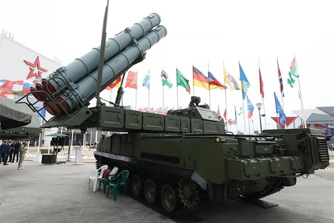 Xe mang radar và máy phóng tự hành 9A317 thuộc tổ hợp tên lửa phòng không Buk-M3 được trưng bày tại Army-2018. (Ảnh: TASS)