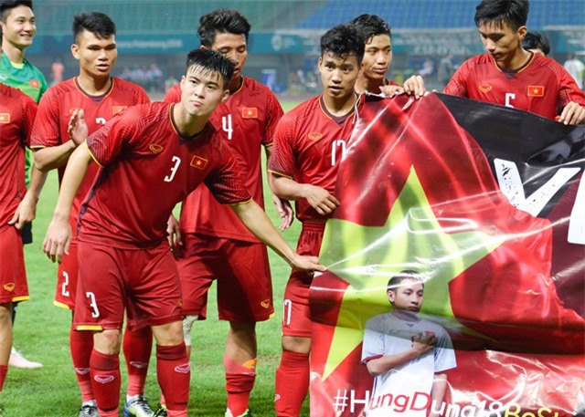 Olympic Việt Nam tri ân Đỗ Hùng Dũng sau khi thắng Bahrain