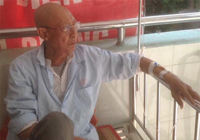 Diễn viên Lê Bình bị ung thư phổi, nằm cùng khoa với Mai Phương