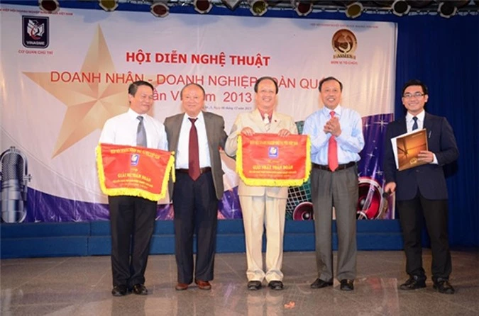 Đồng chí Đinh Hạnh - Phó Chủ tịch Hiệp hội DNNVV Việt Nam trao giải nhất toàn đoàn