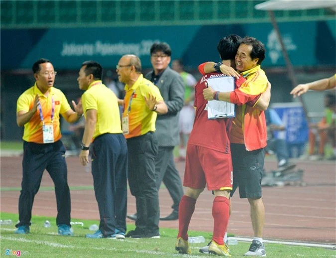 Olympic Viet Nam tri an Do Hung Dung sau khi thang Bahrain hinh anh 1
