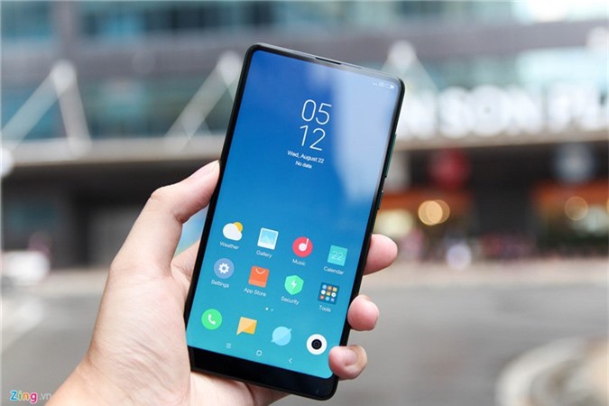Trên tay Xiaomi Mi Mix 2S màu xanh ngọc lục bảo tại Việt Nam