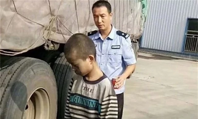 
Bé trai bị phát hiện chui trong gầm xe sau khi xe đã chạy 1.000 km. (Ảnh: SCMP)
