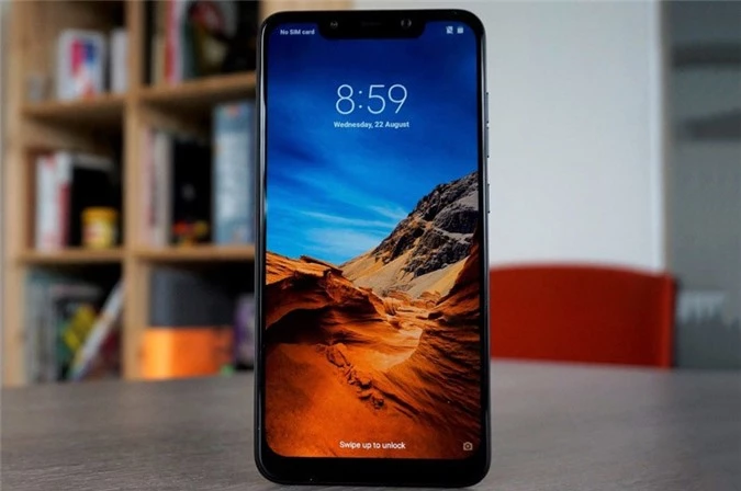 Pocophone F1 được trang bị màn hình IPS kích thước 6,18 inch, độ phân giải Full HD Plus (2.246x1.080 pixel), mật độ điểm ảnh 403 ppi. Màn hình này được chia theo tỷ lệ 18,7:9, thiết kế dạng “tai thỏ”, bảo vệ bởi kính cường lực Corning Gorilla Glass nhưng chưa rõ phiên bản nào.