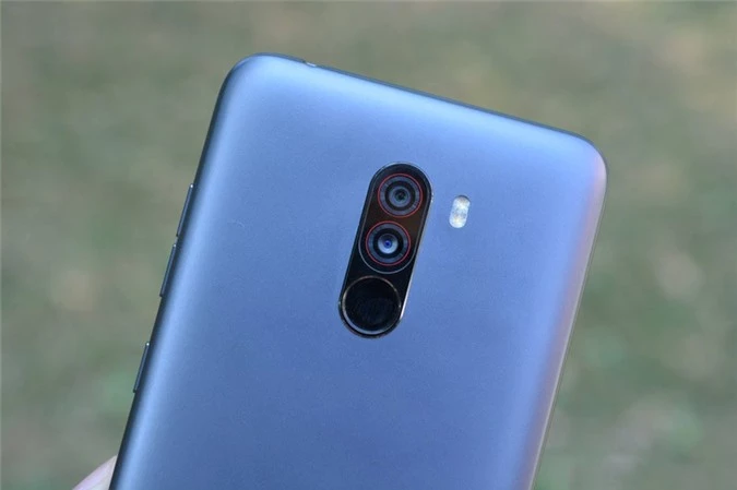 Bộ đôi camera sau của Xiaomi Pocophone F1 có độ phân giải 12 MP, khẩu độ f/1.9 và 5 MP, f/2.0. Hai máy ảnh này được trang bị đèn flash LED kép, hỗ trợ lấy nét theo pha, chống rung điện tử (EIS), chụp ảnh xóa phông, quay video 4K. 