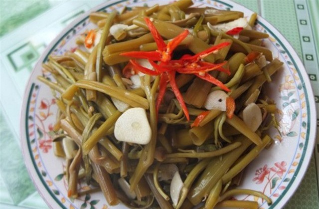 Học cách làm rau muống ngâm chua ngọt đổi vị ngày mưa