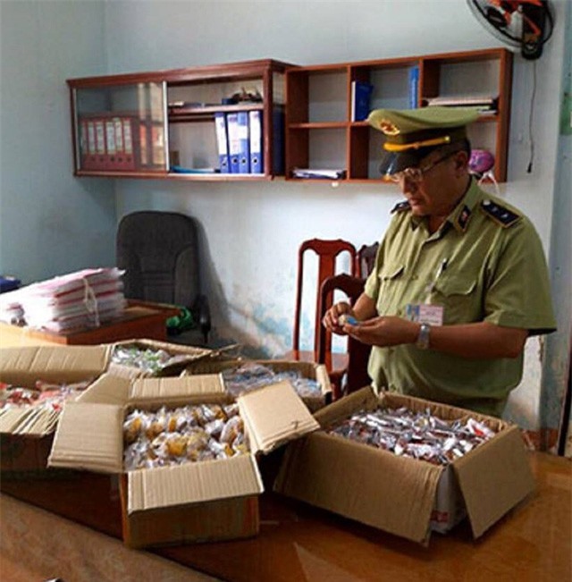 Phát hiện hàng trăm chiếc bánh Trung thu nhãn mác Trung Quốc trong khoang xe khách