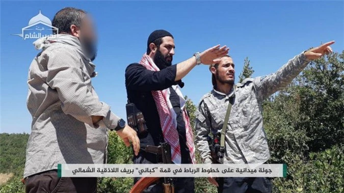 Abu Mohammad Al-Jolani (giữa) - thủ lĩnh nhóm phiến quân Hay’at Tahrir Al-Sham (HTS) 