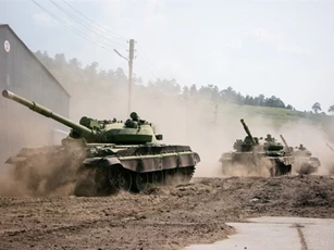 Điều đáng ngạc nhiên khi Nga huy động số lượng lớn xe tăng T-62 và T-72 tập trận