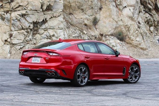 1. Kia Stinger GT 2018 (giá khởi điểm: 38.350 USD).