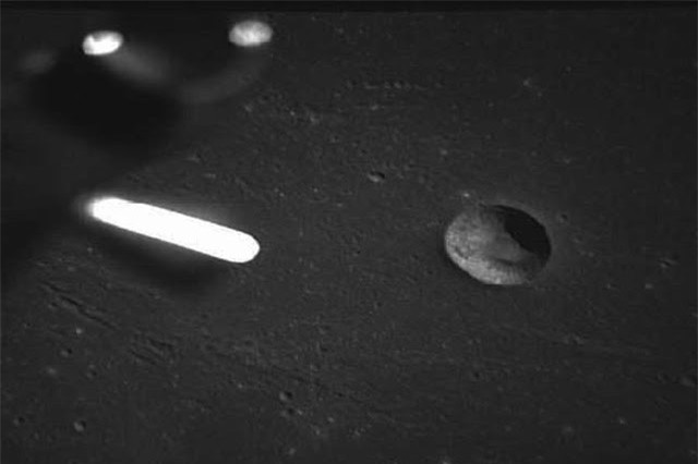 Bộ ba nghi UFO tìm thấy trong cơn bão bụi Mặt trăng
