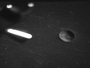 Bộ ba nghi UFO tìm thấy trong cơn bão bụi Mặt trăng