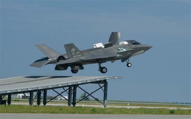 Video: Tiêm kích tàng hình F-35 Anh mới tậu "làm xiếc" trên bầu trời 