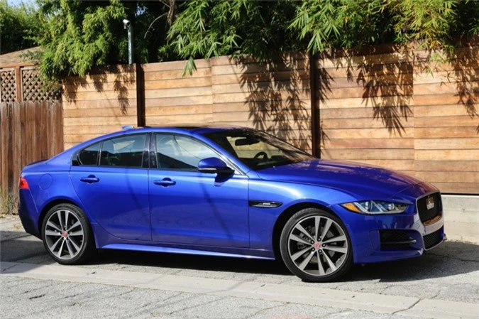 7. Jaguar XE 25t 2018 (giá khởi điểm: 35.725 USD).