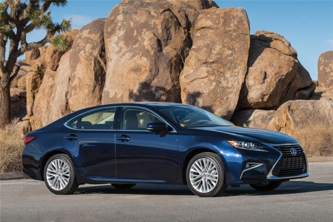 9. Lexus ES 350 2018 (giá khởi điểm: 38.950 USD).