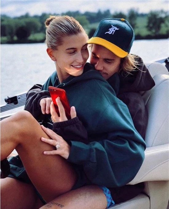 Justin Bieber và Hailey Baldwin dường như đã chụp ảnh dạo chơi trên hồ cạnh nhà vào cuối tuần trước. Hailey từng chia sẻ bức ảnh này lên Instagram, khoe tình cảm mặn nồng của cặp đôi với hàng triệu người hâm mộ.