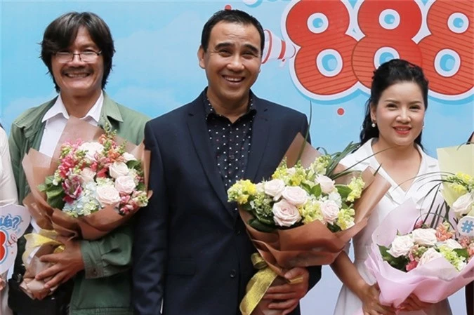 Ngọc Trinh đóng cùng Công Ninh (trái), MC Quyền Linh trong phim truyền hình mới.