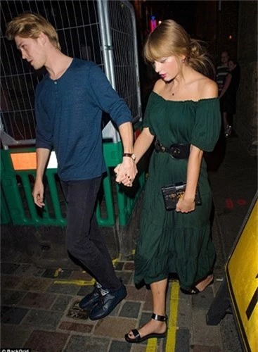 taylor swift goi cam voi dam tre vai, hen ho lang man voi ban trai hinh 11