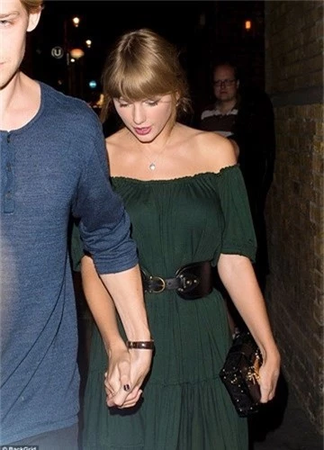 taylor swift goi cam voi dam tre vai, hen ho lang man voi ban trai hinh 12