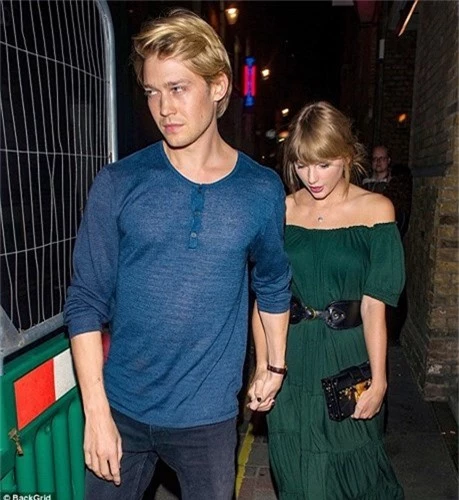 taylor swift goi cam voi dam tre vai, hen ho lang man voi ban trai hinh 2