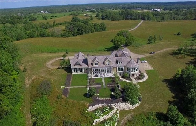 Justin Bieber mua biệt 5 triệu USD trước khi cưới vợ