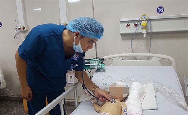 Bé trai 10 tháng tuổi sốt, liệt nhẹ tay phải do bị áp-xe não