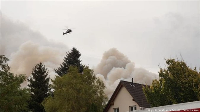 Máy bay trực thăng nỗ lực dập lửa. (Nguồn: DPA).
