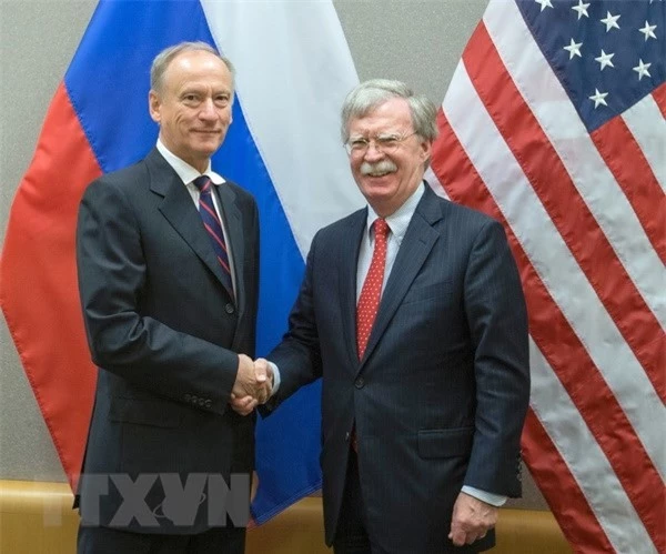 Thư ký Hội đồng An ninh Nga Nikolai Patrushev (trái) và Cố vấn an ninh quốc gia Mỹ John Bolton tại cuộc gặp ở Geneva, Thụy Sĩ ngày 23/8. (Ảnh: AFP/TTXVN)