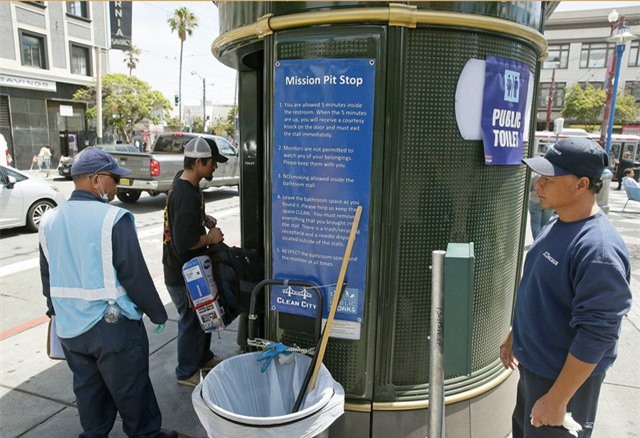 Dọn phân trên đường phố, một nhân viên kiếm 4,3 tỷ đồng/năm