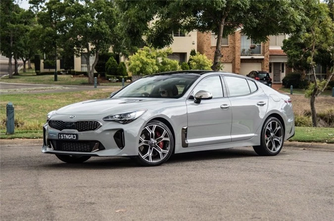 1. Kia Stinger 2018 (giá khởi điểm: 31.900 USD, điểm an toàn: 9,1/10).