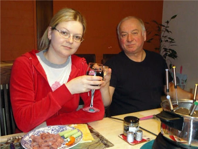 Hai cha con điệp viên Sergey Skripal khi chưa bị đầu độc.