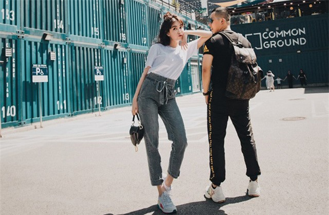 Ngọc Trinh tình tứ dạo phố Hàn Quốc cùng ông bầu Vũ Khắc Tiệp