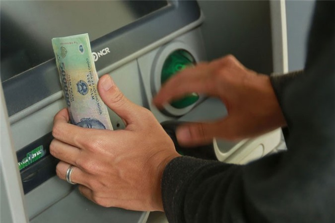 BẢN TIN TÀI CHÍNH-KINH DOANH: Yêu cầu giảm hạn mức rút tiền qua ATM vào đêm khuya, người Thái mê phở Việt