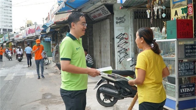 Chủ tịch phường Phạm Ngũ Lão trực tiếp đi phát tờ rơi kêu gọi người dân bảo vệ môi trường