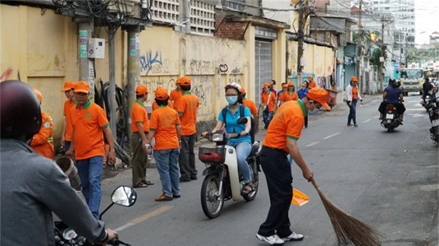 Các đoàn thể chung tay dọn dẹp vệ sinh