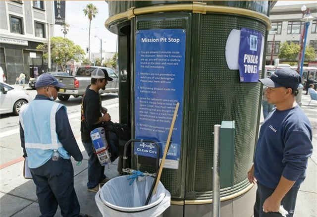 Một nhân viên bên ngoài nhà vệ sinh công cộng tại Khu Mission, San Francisco, California, Hoa Kỳ. (Nguồn: Eric Risberg / AP)