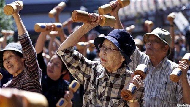 Các cụ già Nhật Bản tập thể dục (Ảnh minh họa: Reuters)