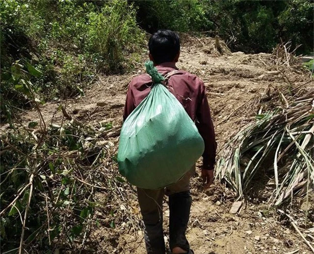 Trên vai của thầy Ốc Văn Tình - giáo viên Trường Tiểu học Mường Típ 1 ngoài đồ dùng sinh hoạt, giảng dạy là một ít cá khô để ăn dần