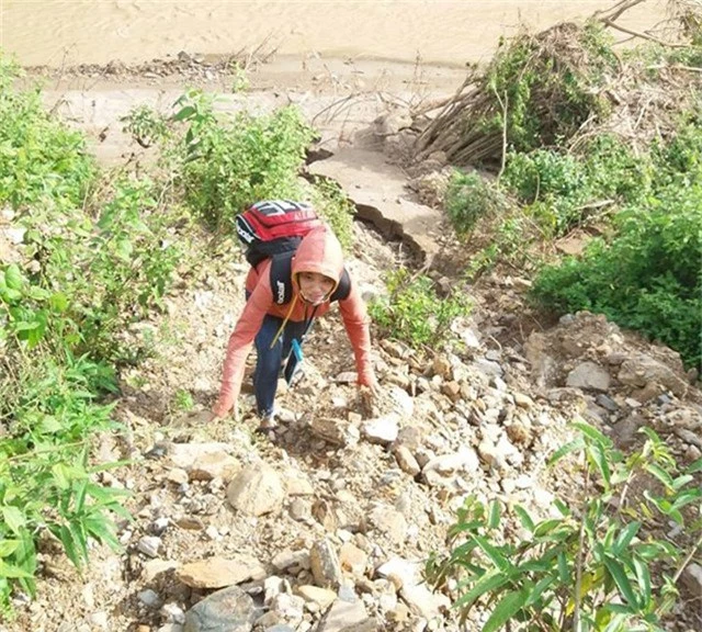 Có những đoạn các giáo viên phải bò lên núi tìm đường đi