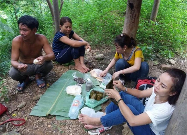 Bữa ăn trên đường đến trường của các giáo viên Trường Tiểu học Mường Típ 1 sau lũ là những chiếc bánh hay vắt xôi chấm muối vừng mang theo