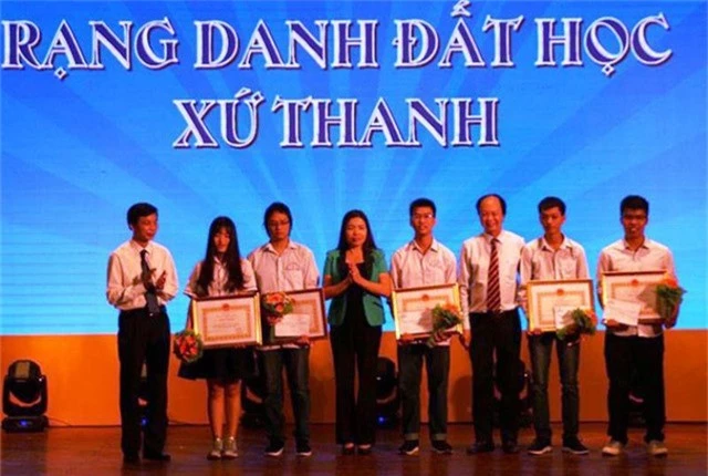 
Trong đợt này, các học sinh và thầy cô giáo có học sinh đạt giải được nhận số tiền thưởng tổng trị giá gần 1,5 tỷ đồng.
