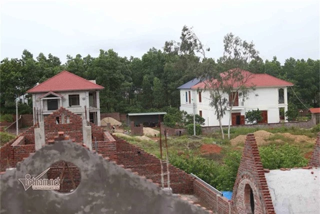 7 căn biệt thự mọc trên đất rừng tại phường Liên Bảo, thành phố Vĩnh Yên, Vĩnh Phúc suốt một thời gian dài không bị xử lý (Ảnh: Vietnamnet).