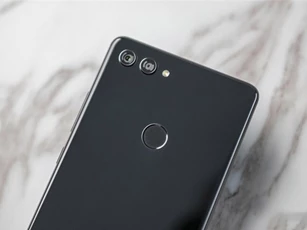 Smartphone chip Snapdragon 710, RAM 6 GB, pin ‘khủng’, giá gần 7 triệu