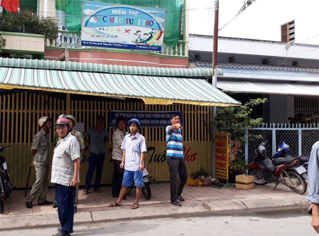 Bảo mẫu nhóm trẻ tư thục liên tục tát, đánh trẻ khi cho trẻ ăn