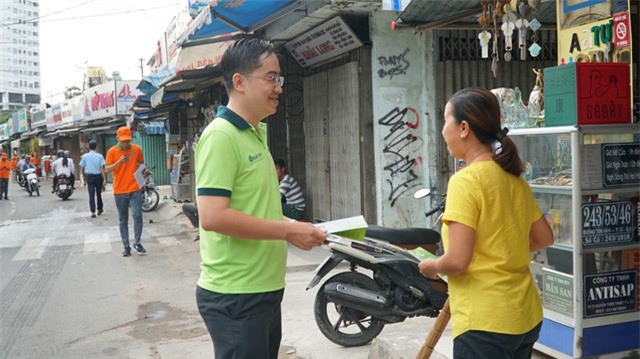 Chủ tịch phường đi phát tờ rơi kêu gọi bảo vệ môi trường