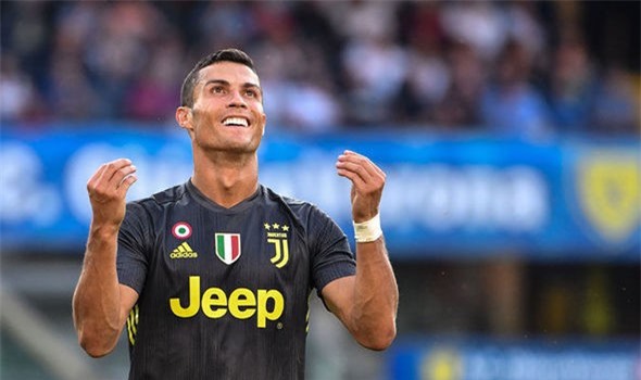 Ronaldo bị cảnh báo sẽ phải ngồi dự bị ở Juventus