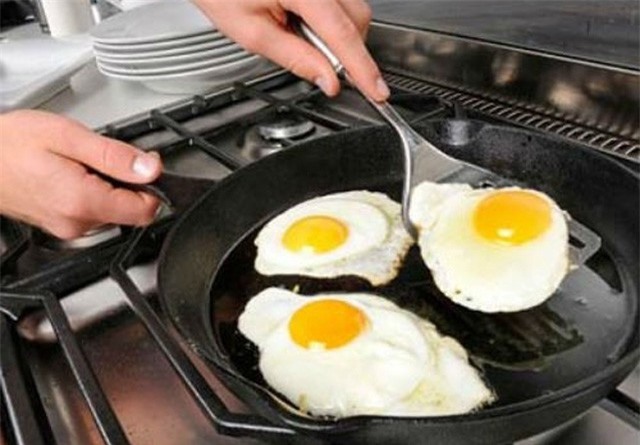 Nguy hiểm chết người khi dùng chảo chống dính sai cách