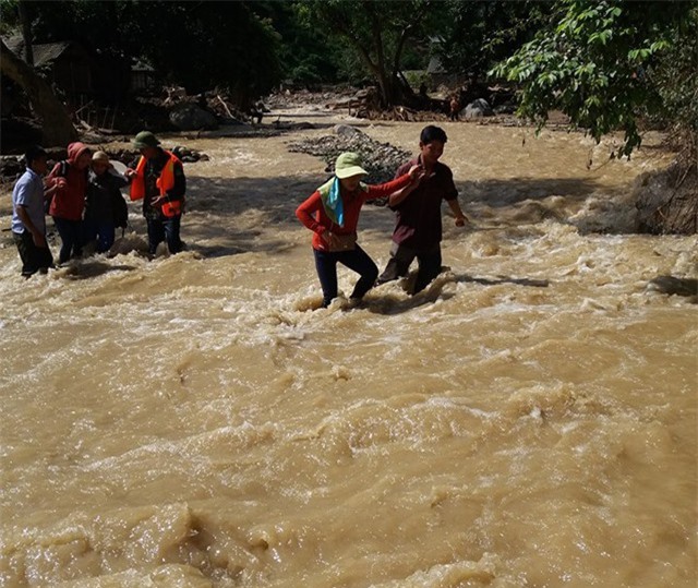 Rơi nước mắt cảnh giáo viên vùng cao lội bộ hàng chục cây số đến trường sau lũ